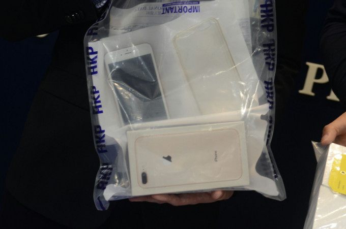 警方在行动中检获一部iPhone 7 plus的样办机。