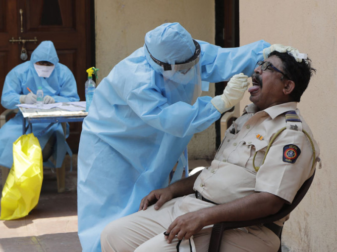 印度當局在塔拉維貧民窟加強檢疫。AP圖