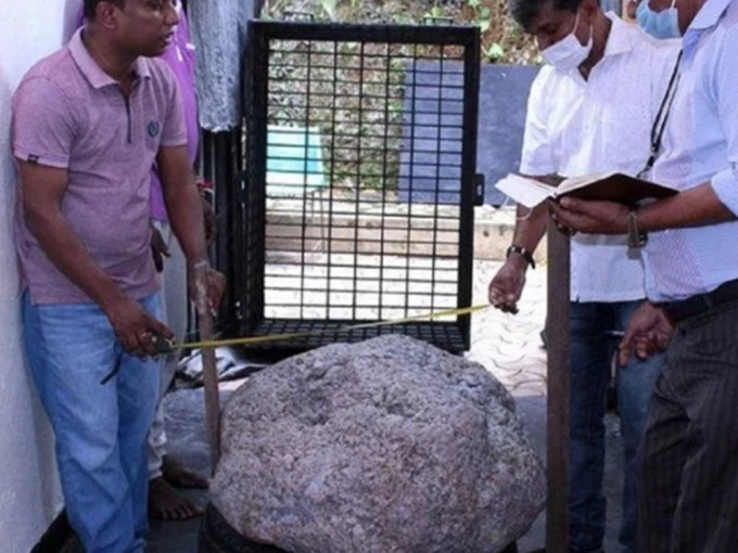 斯里兰卡宝石商人加马格意外发现目前最大的星光蓝宝石簇。网图
