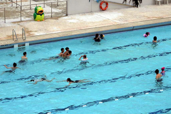 泳池重开第二日，市民继续到泳池游泳。