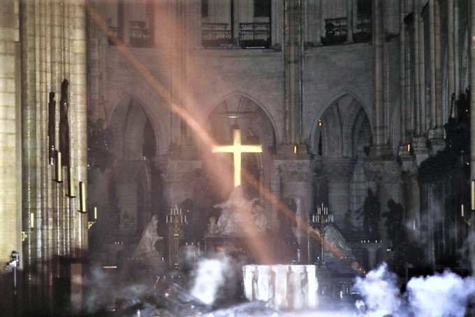 巴黎聖母院火災後，教堂內部照片曝光，祭壇及十字架得以幸存。AP