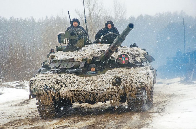 乌克兰坦克周四在哈尔科夫附近参加军演。