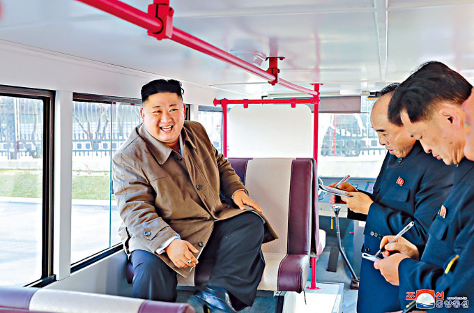 金正恩三月在平壤检视测试中的双层巴士。