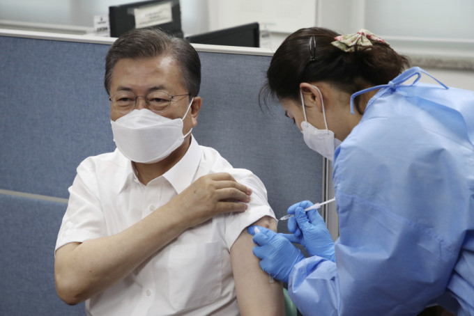 南韓總統文在寅接種阿斯利康新冠疫苗。AP圖片