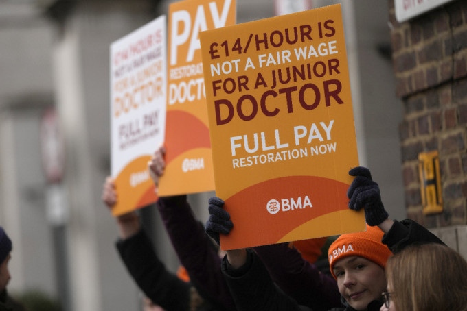不满加薪幅度追不上通胀，英初级医生展开新一轮罢工。美联社