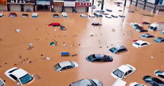 福建全省暴雨，福州大量汽车浸泡在水中。