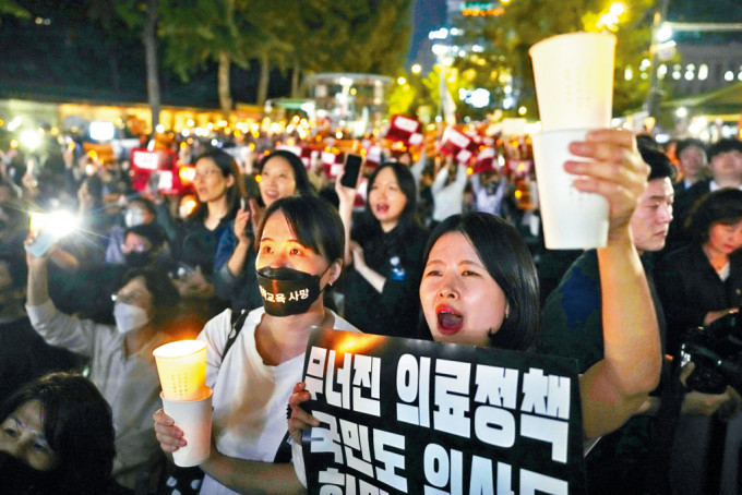 大韓醫協成員上月底在首爾集會，抗議醫改計劃。