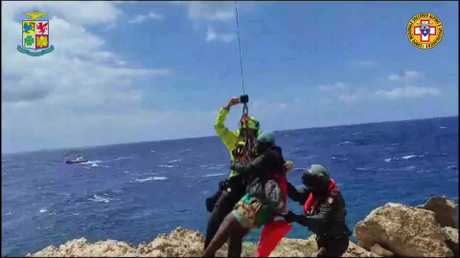 意大利兰佩杜萨岛附近海域有难民船翻沉，部份难民获救。美联社