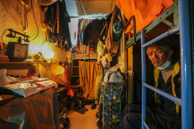 62岁的阿文在私人屋苑任职保安，他在深圳租住了一个小房，疫情下回港工作有困难而被迫离职， 积蓄用尽后回港露宿了几天，经社工协助租住了深水埗的床位。