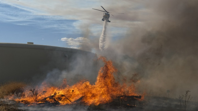 加州北部山火持续，直升机出动投掷水弹协助扑救。AP图片