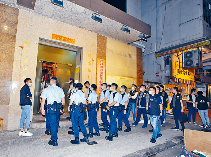 ■大批藍帽子警員進入一家麻將館搜查。