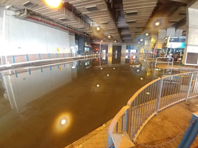 奥运站巴士总站有污水渠堵塞导致倒灌，令站内一度出现臭味「天空之镜」。网民‎Mary Chan‎/ 巴打丝打「01自由搏击」Facebook Club