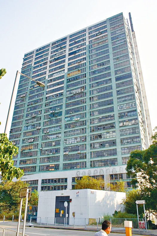 由新世界持有的屯门工厦联昌中心低层多层楼面连地厂以约2.84亿沽出。