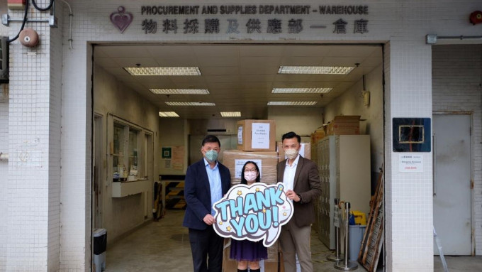 陈祖恒与陈亨利向伊利沙伯医院捐赠2万个口罩。陈祖恒fb