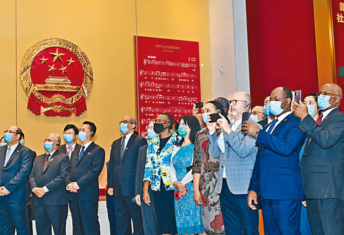 外国驻华使节昨天参观中共历史展览。