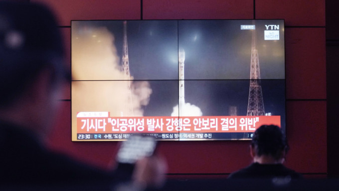 2024年5月27日，首尔巴士站大电视播出北韩发射火箭的新闻。 美联社