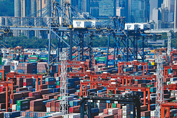 据政府统计处数据显示，本港4月出口及进口表现均胜预期。