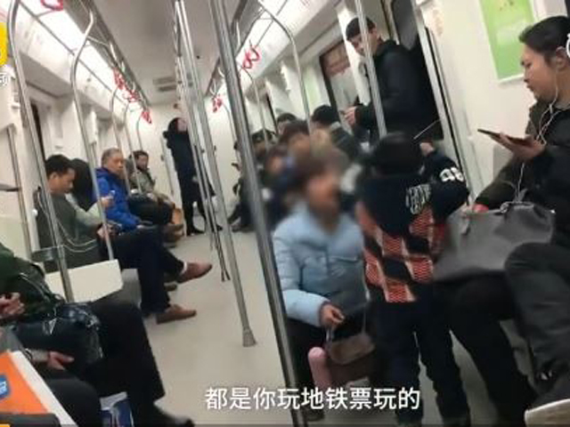 一名母親在地鐵車箱內狂打其5歲兒子，邊打邊罵，由車廂打到出月台，只因男童將一張5元人民幣（約6港元）的地鐵票弄丟了。  網上圖片