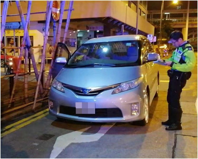 警方正调查撞倒人的七人车。蔡楚辉摄