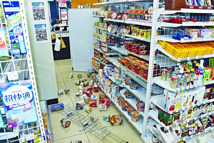 福岛一家便利店的货品，在周三晚发生的地震中散落一地。