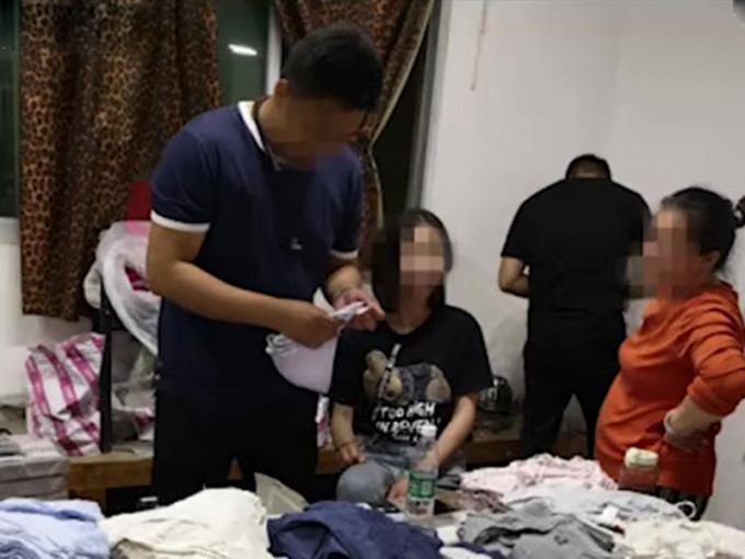 全国最大假维密服装仓库被查，起出大量假冒品牌内裤。（网图）