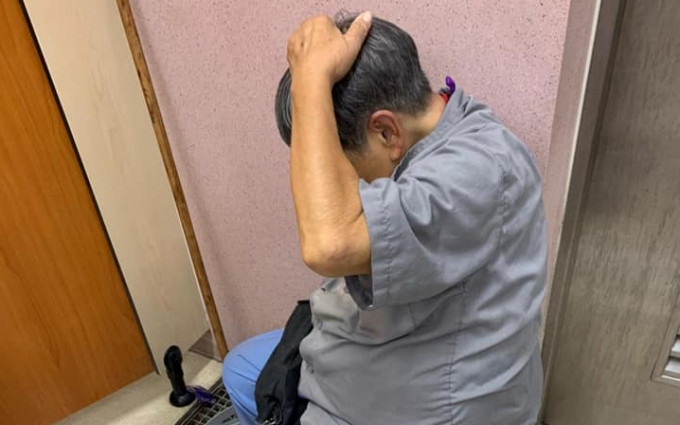 清洁婆婆于深水埗鸭寮街公厕工作时，遭一名女士辱骂及扑头。仇栩欣 Facebook 图片