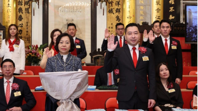 東華三院董事局主席韋浩文（第一排右二）聯同其他董事局成員宣誓就職。