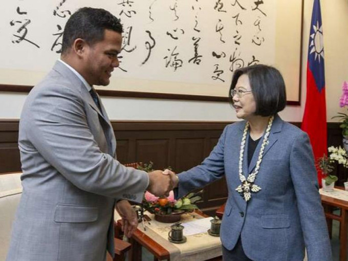 圖瓦盧外長科非與台灣總統蔡英文會面。（網圖）