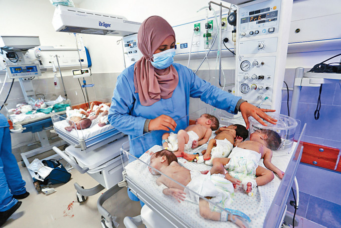從加沙城希法醫院移送往加沙南部拉法市醫院的早產嬰兒。