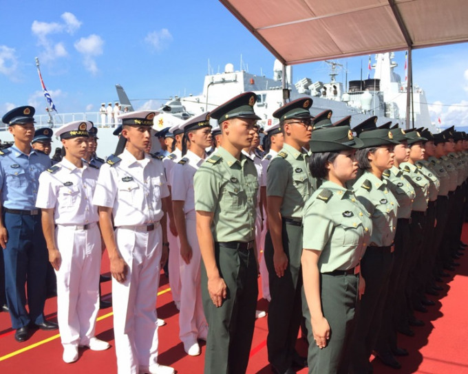 解放軍駐港部隊為編隊送行。