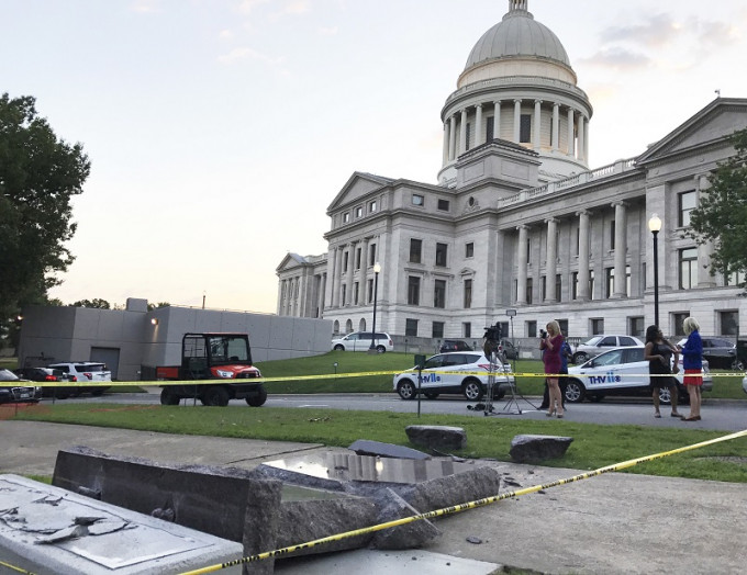 阿肯色州小石城議會大樓外，一塊刻有十誡的石碑被撞毀。美聯社
