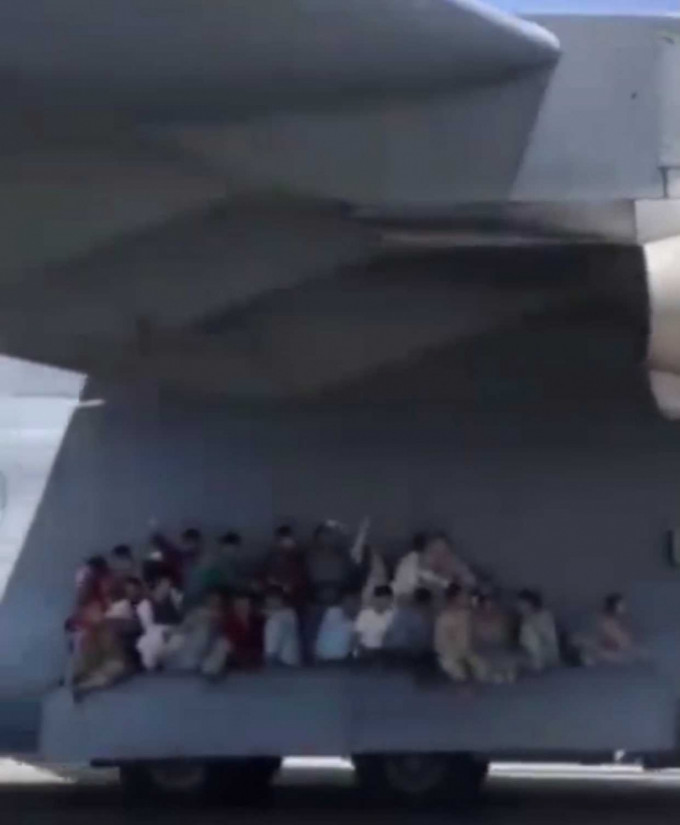 當日不少阿富汗人民堅持爬在運輸機的起落架或機身上。網圖