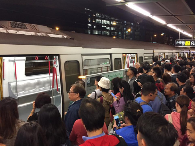 有網民表示，牛頭角站所有乘客需要落車。香港突發事故報料區Leung Cheuk Kwan‎