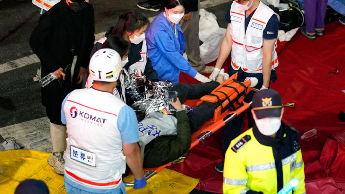 韓國梨泰院發生人踩人事件，造成至少153人死亡。AP圖片