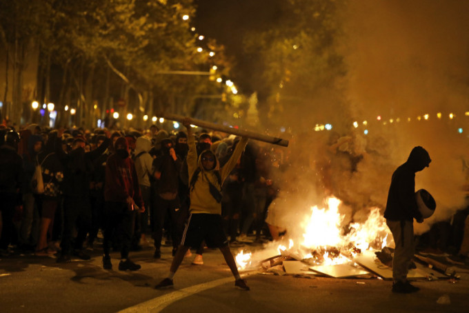 深夜有抗議者在對角線大道放火，以高第建築等藝文景點著稱的巴塞隆納美麗氣氛，開始變得不同。AP