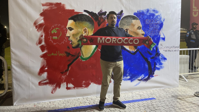 摩洛哥球迷在球场外拍照留念。
