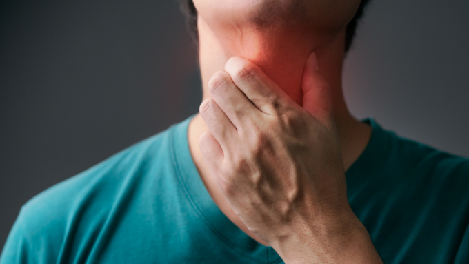 一名男子持续喉咙痛揭患咽喉癌，医生指出若出现7大症状须求医。(iStock图片)