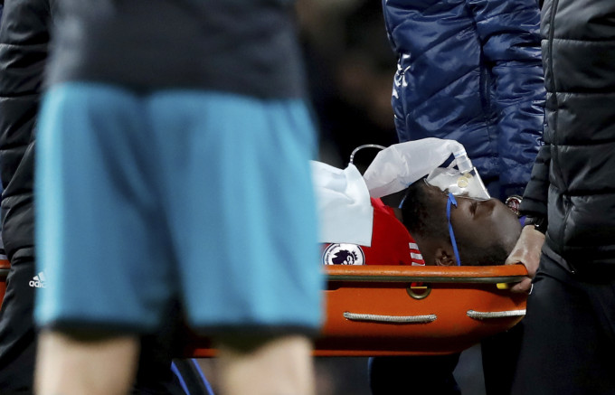 曼联前锋卢卡古争顶头槌时受伤。AP