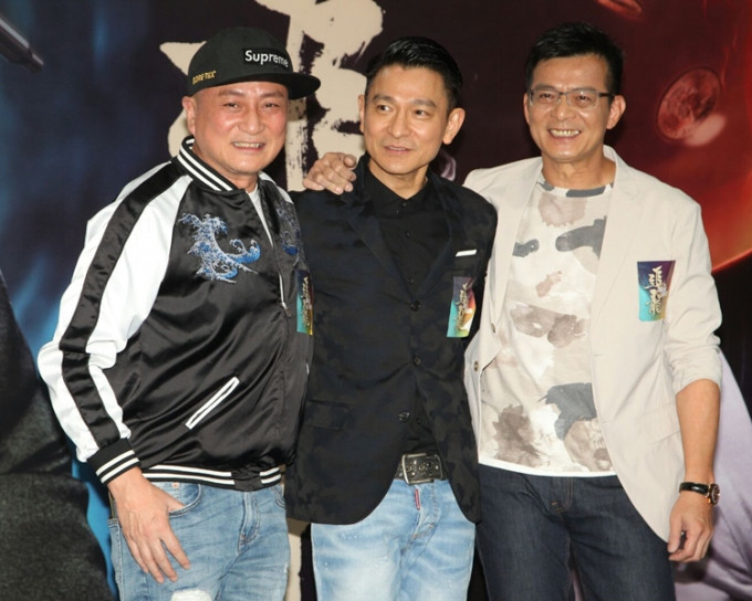 黄日华（右）表示于十年前跟刘德华（中）、苗桥伟、汤镇业（左）合演电影《兄弟》，今次演出只得三虎。
