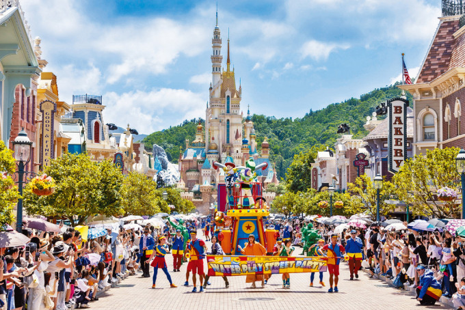 香港迪士尼業績雖連續第9年「見紅」，但比對上年度淨虧損大幅改善83%。