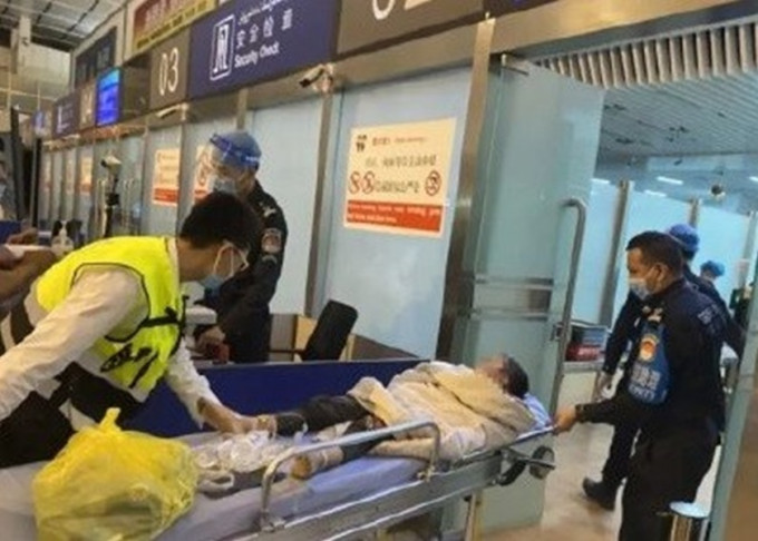新疆男童意外断臂，在父亲苦苦请求下，航机返回登机桥让他得以赶及治疗。网图