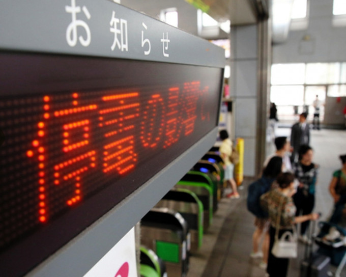 停电导致75班列车延迟。朝日新闻
