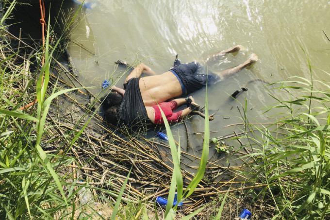 女儿与父亲的脸部朝下，两人身体泡在水中，小孩的右手还绕在爸爸的脖颈处。AP