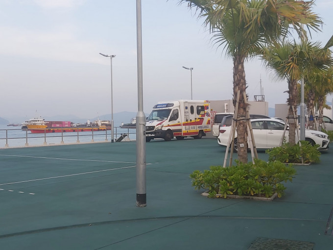 码头有消防车戒备。尹敬堂摄