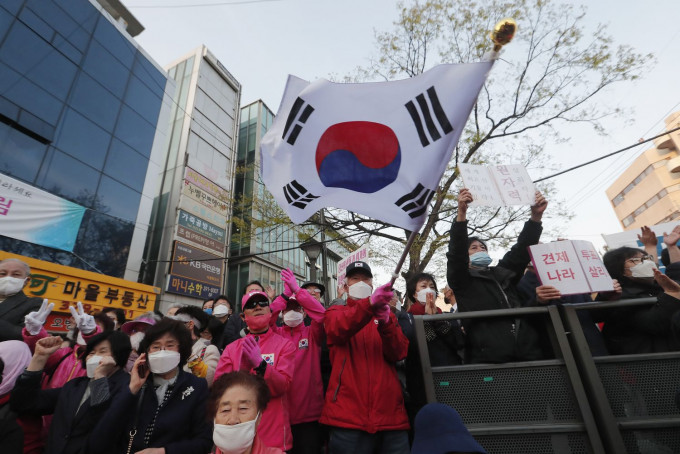 南韩周三举行国会大选，成为新冠肺炎全球大爆发以来，首个举办全国性选举的国家。AP