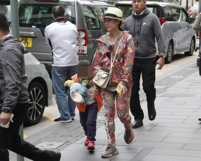 甘比對子女一向親力親為，今年4月被拍到拖實囝囝仲學行上車，有記者都無黑面。