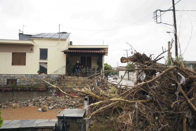 希臘暴雨持續，當地有道路被破壞。美聯社