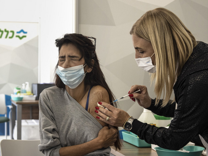 以色列女子正在接種輝瑞BioNTech新冠疫苗。AP圖片