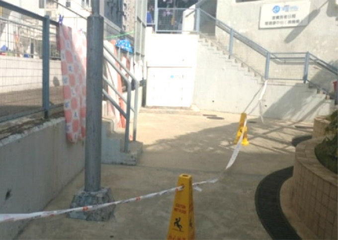 筲箕灣明華大廈對開籃球場有鋁窗墮下。facebook24小時膠通消息報導 (膠Group@ 環球膠報)圖片