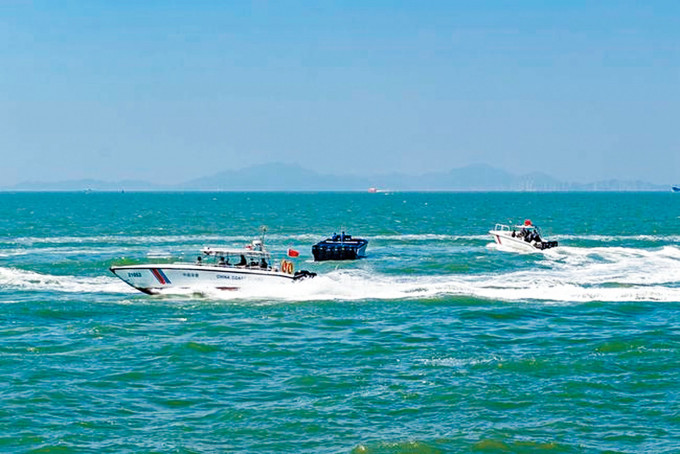 广东海警人员近期严打海上走私活动，图为在「清湾行动」中包抄追截一艘可疑快艇。